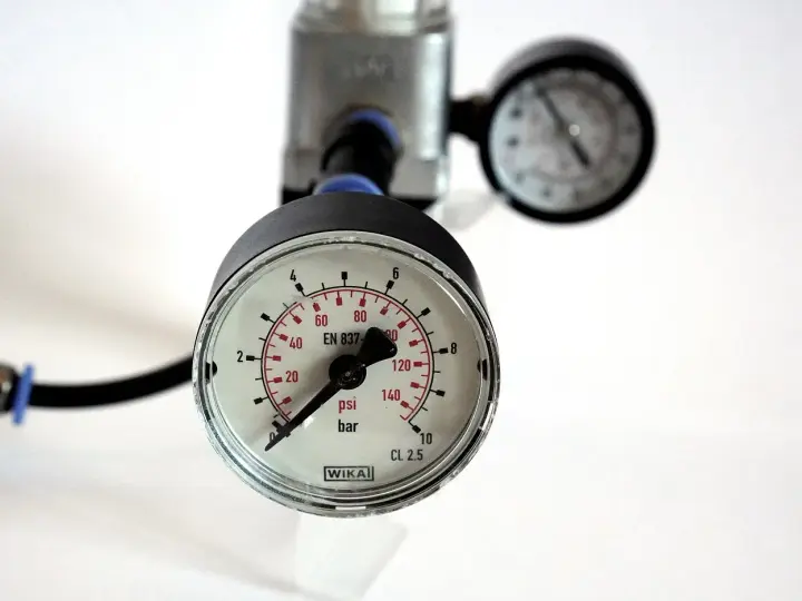 Próba szczelności instalacji wodnej powietrzem. Dwa manometry WIKA pokazują ciśnienie.