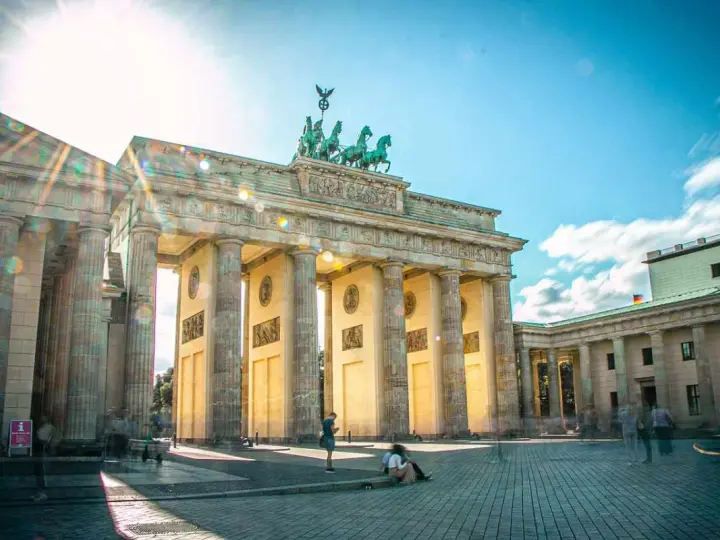Porta di Brandeburgo, simbolo di Berlino. Ideale per chi cerca dove alloggiare a Berlino, vicina a monumenti e vita cittadina.