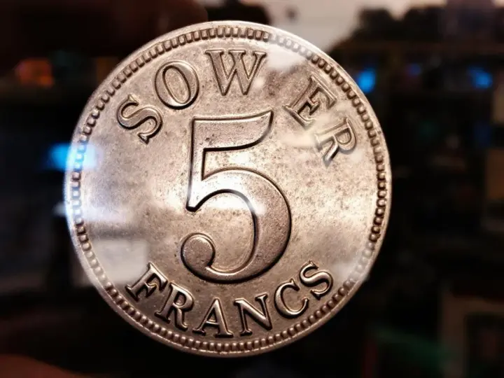 Une pièce de **5 francs 1994** en gros plan, avec le chiffre 5 et l'inscription "FRANCS" bien visibles.