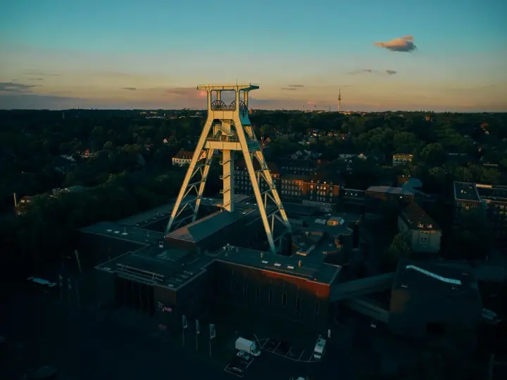 Bochum atrakcje: imposante Förderturm-Architektur des Deutschen Bergbau-Museums im Abendlicht.