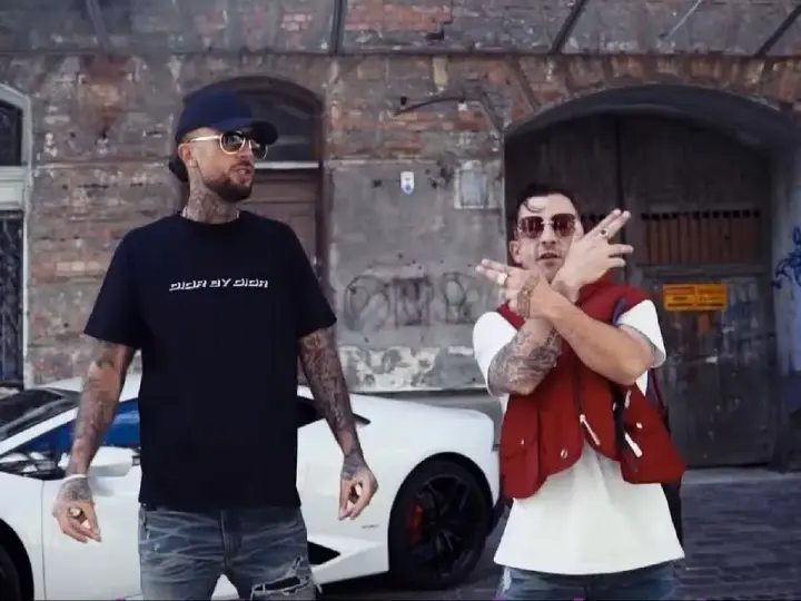 Pokaż co tam masz pod bluzką - znaczenie i kontekst w Pistolet