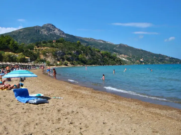 Idealna zakynthos pogoda sierpień: słońce, plaża, morze i ludzie kąpiący się w wodzie.