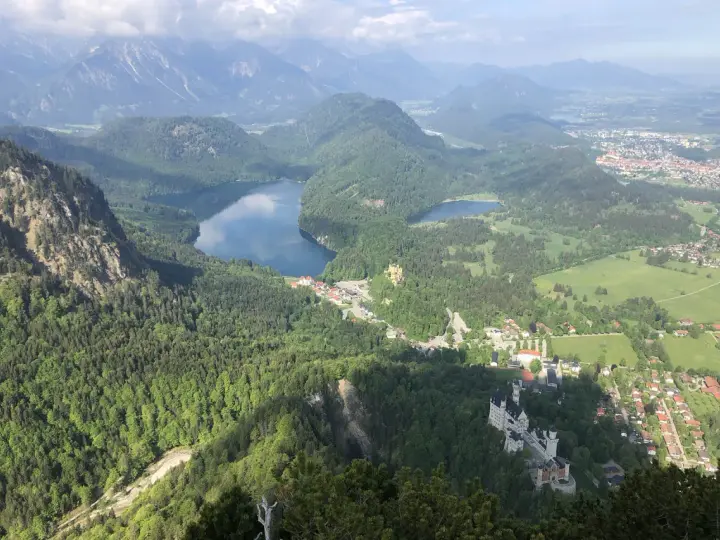 Blick vom Tegelberg auf Alpsee, Hohenschwangau und Neuschwanstein. Eine perfekte Tegelberg Wanderung mit atemberaubender Aussicht.