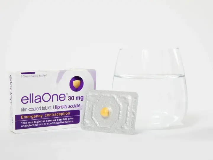 Tabletka ellaOne 30 mg, czyli jak działa tabletka dzień po. Opakowanie, blister z tabletką i szklanka wody.