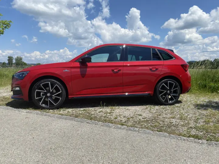 Roter Skoda Scala Monte Carlo, ein schickes Auto, das trotz seiner Eleganz auch Skoda Scala Probleme haben kann.