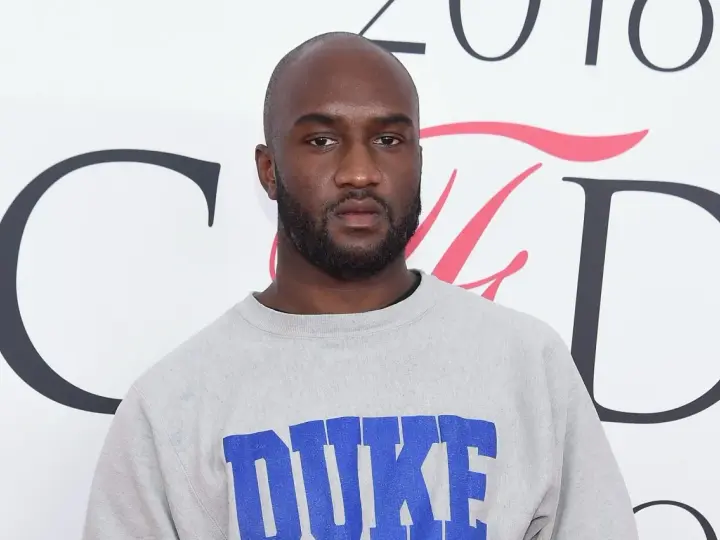 Virgil Abloh, stilista di Louis Vuitton, con una felpa grigia con scritta "Duke".