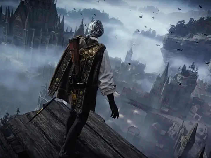 Un cazador de the duskbloods observa una ciudad gótica envuelta en niebla, con cuervos volando sobre las torres.