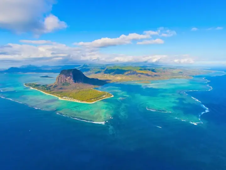 Widok na Le Morne Brabant, Mauritius. Idealny czas na podróż to okres od maja do grudnia, kiedy pogoda jest słoneczna i sucha.