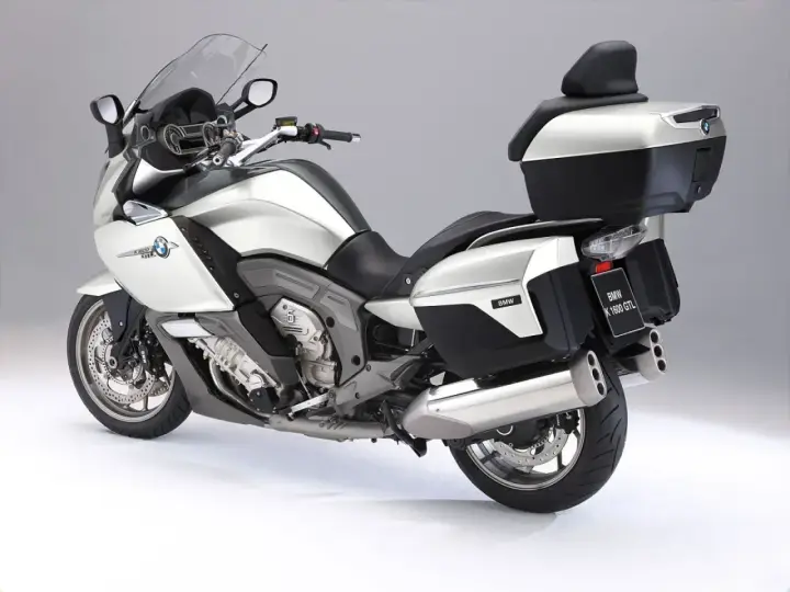 Srebrny motocykl BMW K1600GTL z kuframi i podnóżkami. Idealny do długich podróży, sprawdź jego bmw k1600gtl dane techniczne.