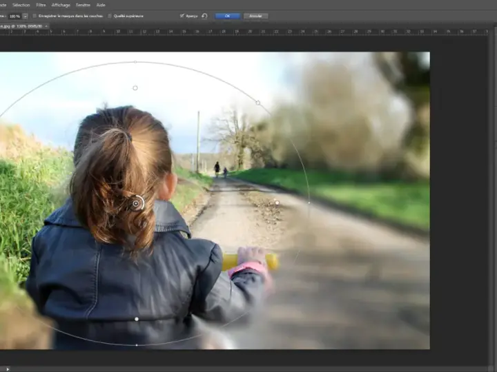 Une photo pas nette, où l'on voit une enfant de dos sur un chemin, avec un flou artistique appliqué.