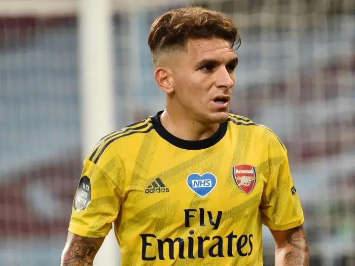 El uruguayo del Arsenal, Lucas Torreira, con su icónica camiseta amarilla, luce concentrado en el partido.