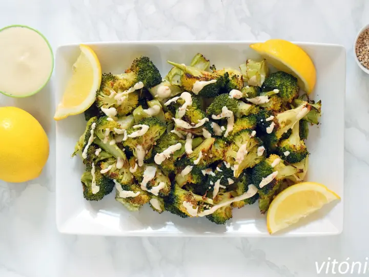 Brocoli al horno con aderezo cremoso y gajos de limón. Un plato saludable y delicioso.