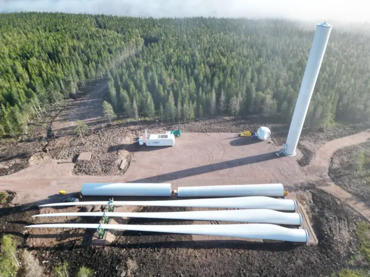 Vindkraftverkets delar ligger redo för montering i skogen. Snart är det dags att renovera vindkraftsparken och ge nytt liv åt energin.