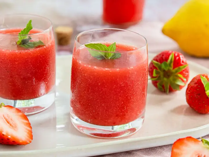 Erfrischende Erdbeer-Limetten-Drinks mit Minze, garniert mit frischen Erdbeeren und einer Zitrone. Perfekt für heiße Tage!