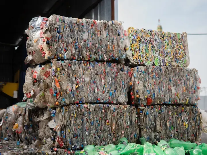 Skompresowane kostki plastikowych butelek w sortowni odpadów.