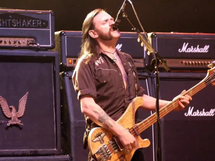 Lemmy Kilmister, geboren in den 1940ern, rockt die Bühne mit seiner Bassgitarre vor Marshall-Verstärkern.