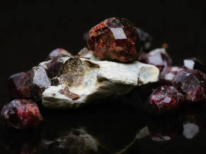 Surowe granaty, kamienie o głębokiej czerwieni, emanujące tajemniczym blaskiem. Mówi się, że granat właściwości magiczne posiada, dodając odwagi i pasji.