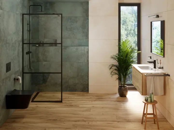 Salle de bain moderne avec une douche atypique aux murs texturés, un WC suspendu noir et un meuble vasque en bois.