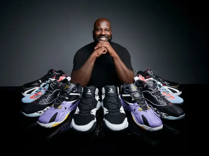 Shaquille O'Neal prezentuje kolekcję butów, pokazując, jak duży jest jego rozmiar buta.