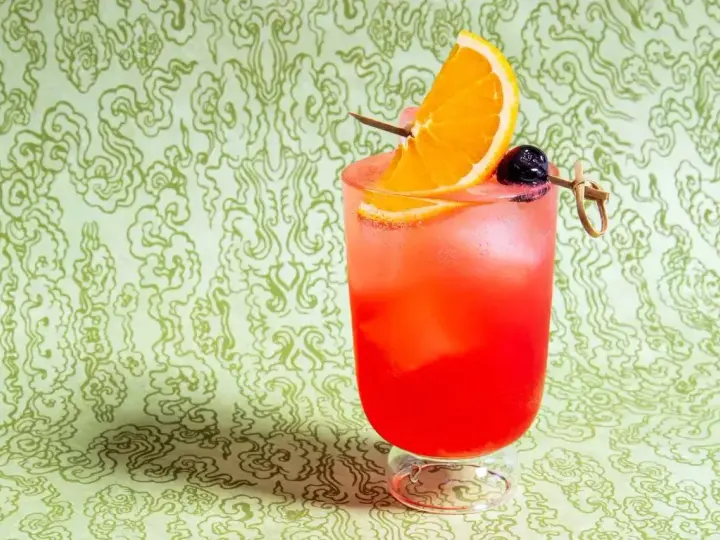 Orzeźwiający drink z Cointreau, pomarańczą i wiśnią. Idealny na letnie wieczory.