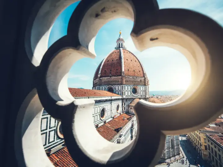 La Cupola del Brunelleschi domina Firenze. Per scoprire come muoversi a Firenze, goditi la vista da qui!