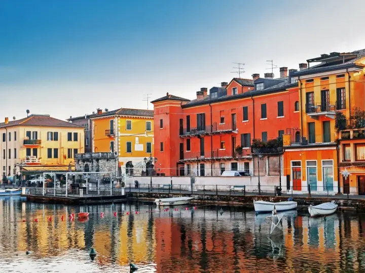 Colorate case affacciate sull'acqua, un incantevole scorcio di una delle tante città da visitare nel nord Italia.