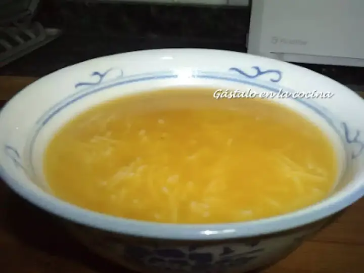 Tazón de sopa de pollo casera con fideos finos.