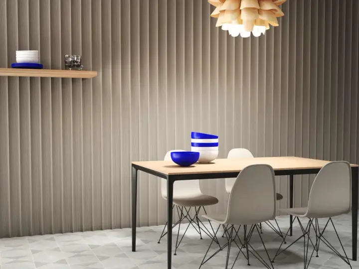 Paredes acanaladas que disimulan imperfecciones, mesa de comedor con sillas modernas y un estante con decoración.