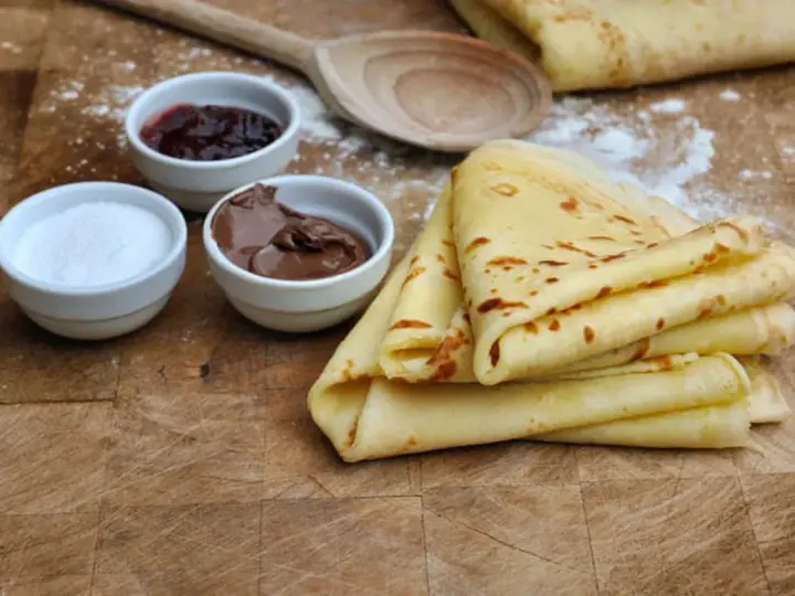 Crêpes dorées prêtes à garnir de confiture, pâte à tartiner ou sucre. Une recette pâte à crêpe facile sans repos pour un goûter gourmand.
