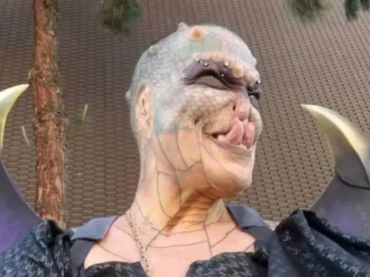 Eva Tiamat Medusa, w stylizacji przypominającej mityczną Meduzę, z łuskami i skrzydłami, wygląda jak postać z legend.