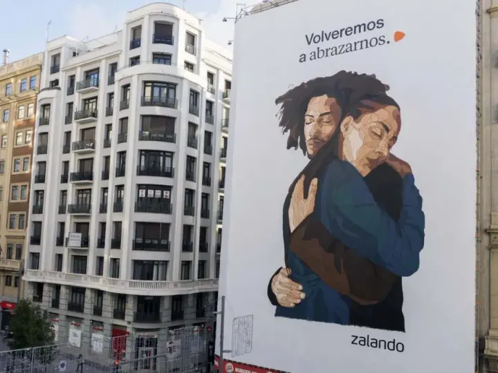Un abrazo reconfortante en un cartel de Zalando, un ejemplo de street marketing que evoca la cercanía y la esperanza.