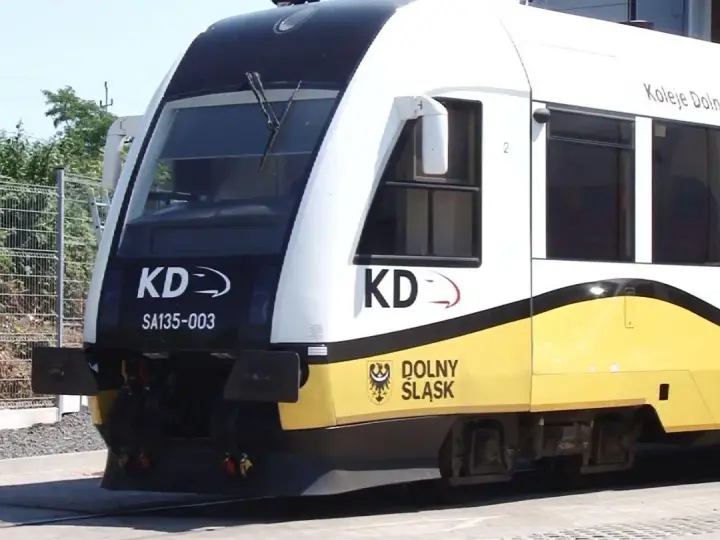 Pociągi Legnica: Aktualny rozkład jazdy i porady na udaną podróż