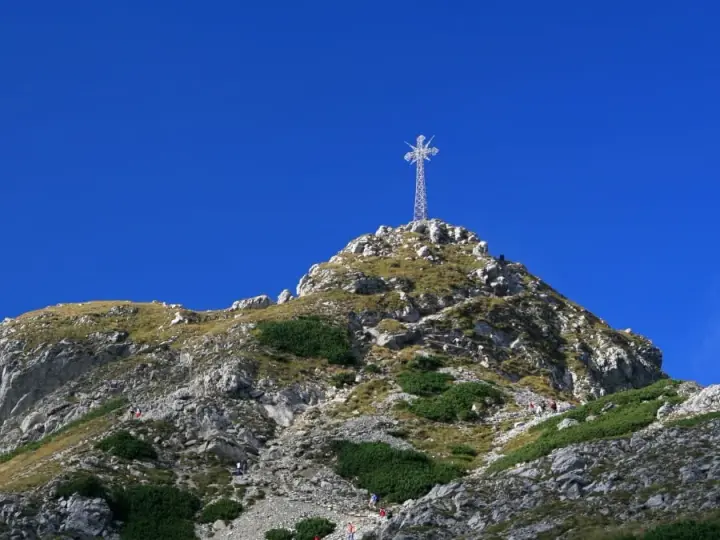 Ile ma krzyż na Giewoncie? Zaskakujące fakty i wymiary obiektu