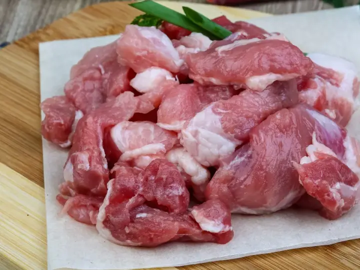 Świeże, pokrojone w kostkę mięso wieprzowe, idealne na aromatyczny gulasz. Wybór, jakie mięso na gulasz, jest kluczowy dla smaku.