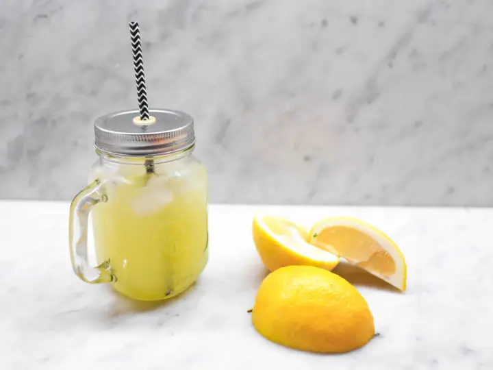 En burk med hemgjord lemonad, is och citronskivor. Perfekt för ett enkelt lemonad recept.