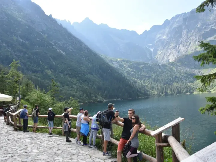 Turyści podziwiają Morskie Oko. Cennik atrakcji w Tatrach jest dostępny dla każdego.