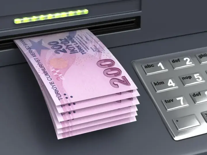 Tureckie liry wychodzące z bankomatu. Takimi banknotami zapłacisz w Turcji.