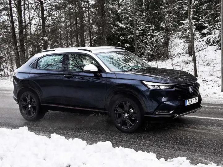 Mörkblå Honda HR-V i ett snöigt skogsparti, redo för ett vintertest.