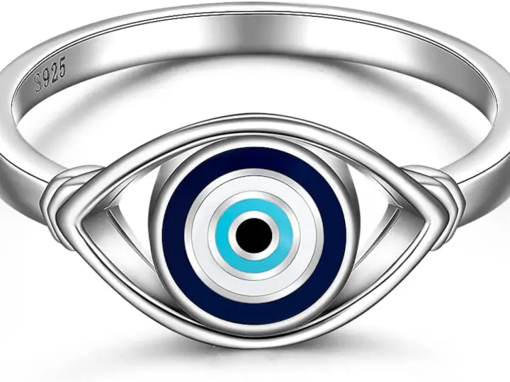 Anillo de plata S925 con diseño de ojo turco. La circonita, con su significado espiritual, protege contra el mal de ojo.