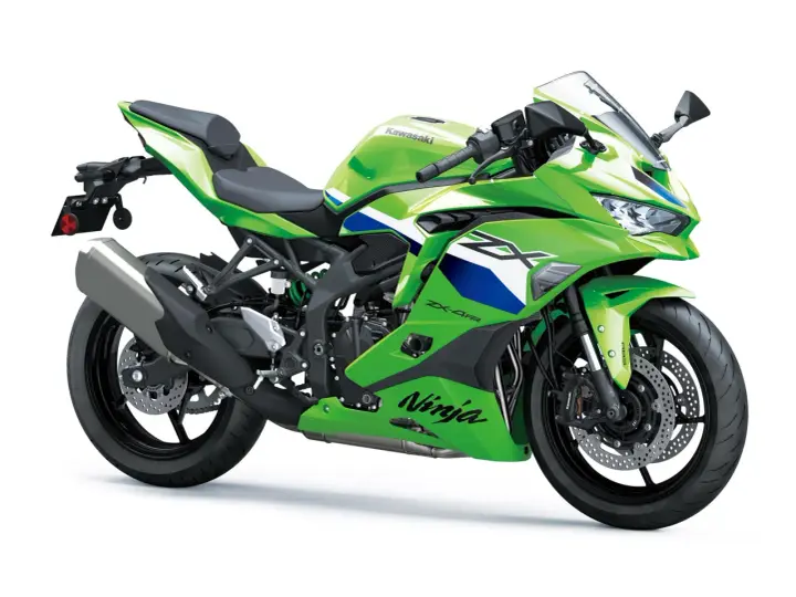 Zielony motocykl Kawasaki ZX4RR Ninja gotowy do jazdy.