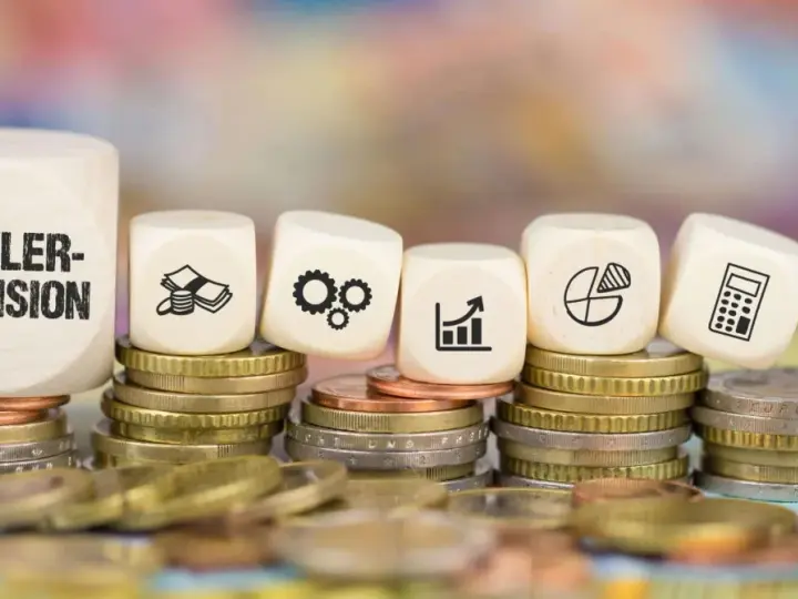 Holzwürfel mit "Makler-Provision" und Symbolen für Geld, Zahnräder, Wachstum, Diagramm, Rechner und Waage auf Münzstapeln. Ein nachweismakler und vermittlungsmakler verstehen diese Symbole.