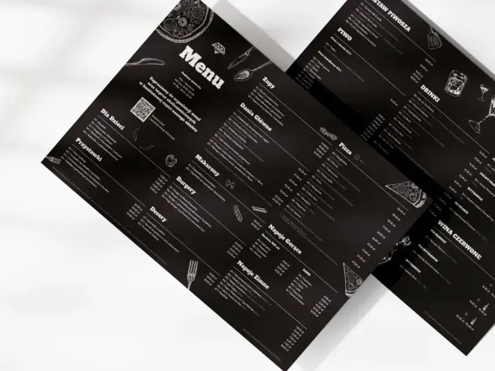 Czarne menu z białymi napisami i grafikami. Czy warto personalizować menu pod kątem graficznym dla każdego gościa? To pytanie nabiera sensu, gdy widzimy tak stylowe propozycje.
