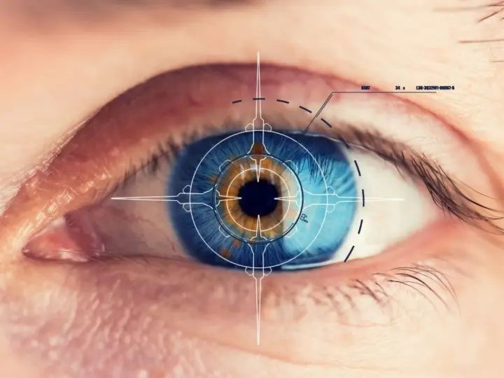 Occhio umano con reticolo futuristico sovrapposto, che simboleggia la ricerca di cure per la distrofia epr.