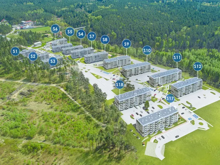 Widok z lotu ptaka na osiedle budynków mieszkalnych otoczone lasem, z oznaczeniami budynków.