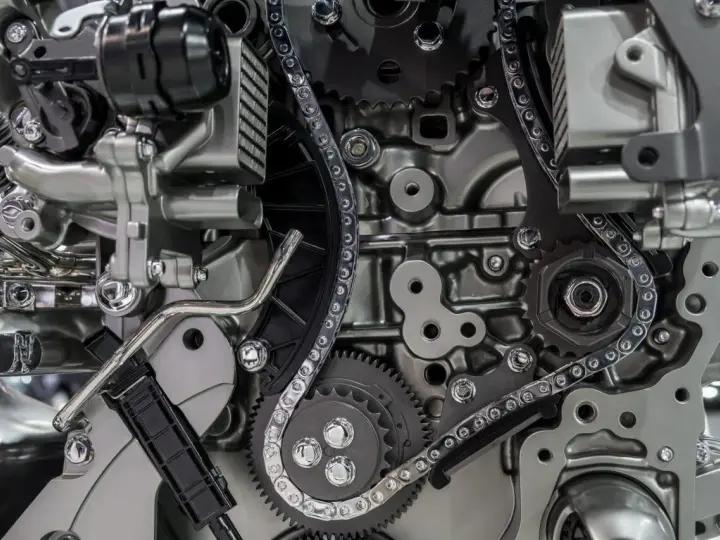 Dettaglio di un motore con ingranaggi e catena di distribuzione. La catena di distribuzione non si cambia, è un elemento cruciale per il funzionamento del motore.