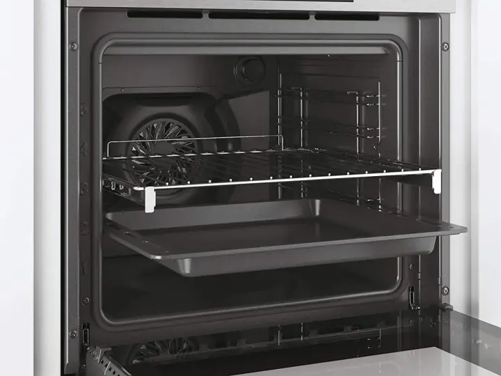 Interior de un horno moderno con rejilla y bandeja de hornear.