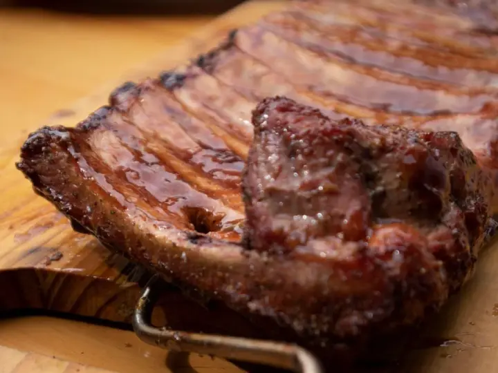 Costillas de cerdo jugosas y glaseadas, listas para disfrutar.