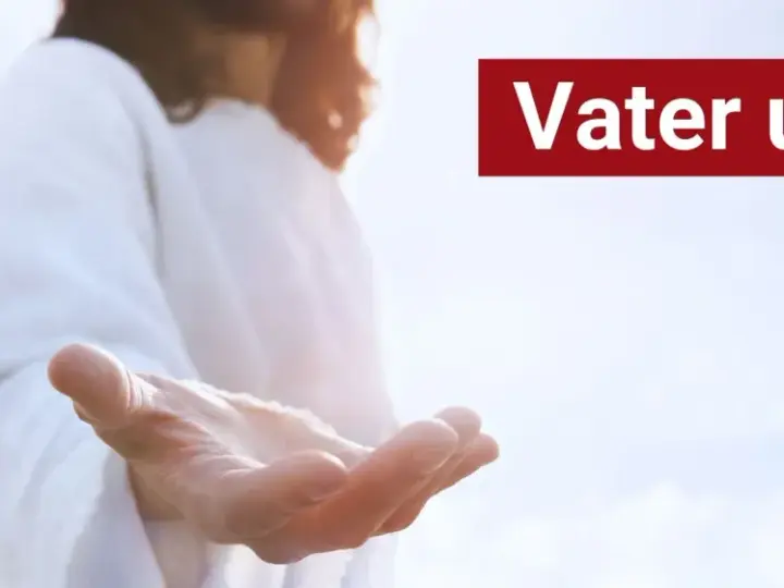 Offene Hand vor hellem Himmel, mit dem Text "Vater unser" auf rotem Grund. Katholische Gebetsaufforderung.