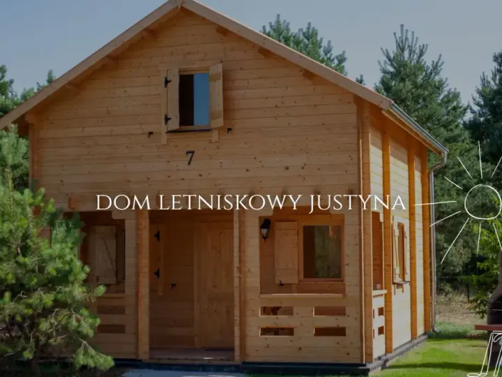 Uroczy dom letniskowy z drewna, otoczony zielenią. Idealne miejsce na wypoczynek.