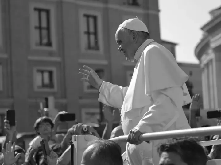 Papież Franciszek pozdrawia tłum. Kto może zostać papieżem? Tylko kardynałowie.